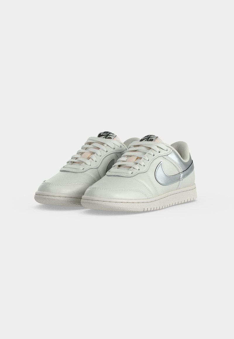 Jordan AIR SKYLINE LOW - Tenisky - swan/metallic silver-coloured/black