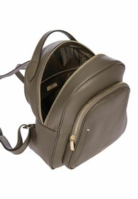 Sac à dos en cuir vert olive avec une finition texturée, deux compartiments à fermeture éclair et des accents en métal doré. Intérieur entièrement doublé.