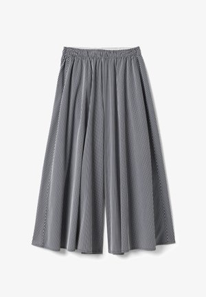 Pantalones de pierna ancha con rayas verticales en blanco y negro, cintura elástica y tela suelta y fluida.