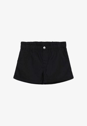 Czarne szorty z gładkiego materiału, z elastycznym pasem, pojedynczym zapięciem na guzik i kieszeniami po bokach. Zakończenia nogawek są podwinięte.