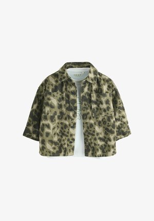 Afkortet, grøn og brun leopardmønstret jakke lavet af denimstof; har to forlommer, knaplukning og korte ærmer.