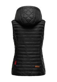 Czarna pikowana kamizelka z wzorem pikowania, wyposażona w kaptur i teksturowane wykończenie. Zawiera czerwoną metkę oraz brązowy, skórzany detal z logo.