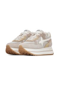 Un paio di sneakers beige e bianche con suole testurizzate, dettagli in rete e camoscio, logo a stella bianco e lacci bianchi su ciascuna scarpa.