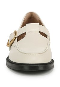 Mocassins en cuir blanc avec un bout rond, des détails décoratifs en or, et une semelle en caoutchouc noir contrastante. Texture lisse avec des détails de couture.