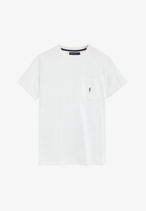 Biała koszulka z krótkim rękawem i okrągłym dekoltem, z kieszonką na piersi oraz małym czarnym haftem przedstawiającym gracza polo na kieszeni.