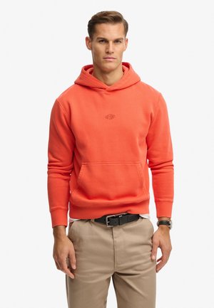 Koraaloranje hoodie met een kangoeroezak, geribbelde manchetten en zoom. Voorzien van een doorgestikt logo op de borst, gemaakt van zachte stof.