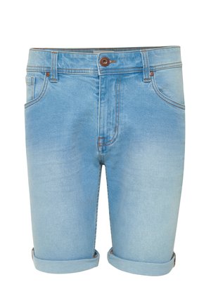 Shorts en denim bleu clair avec des poignets repliés, design classique à cinq poches, bouton marron et détails de couture, texture lisse.