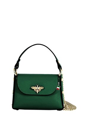 Donkergroene leren handtas met gouden bij-embleem, korte handgreep en gouden kettingriem, met een kleine bedel van de Italiaanse vlag.