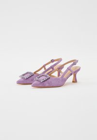 Des chaussures à talons hauts slingback en daim lavande avec un bout pointu, ornées d'une boucle embellie de cristaux et d'un petit talon empilé.