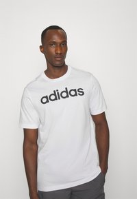 adidas Sportswear ESSENTIALS SINGLE LINEAR EMBROIDERED - Apdrukāts T-krekls - white /black