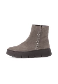 Botas de tobillo de ante gris con una suela de cuña texturizada. Presentan tachuelas metálicas a lo largo del costado y un diseño de punta redondeada y suave.
