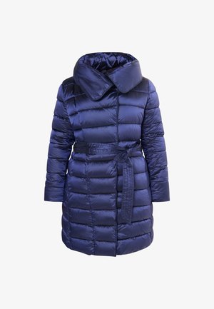 Granatowa puchowa kurtka z szerokim kołnierzem, pikowanym wzorem, przewiązywanym w talii oraz błyszczącą powierzchnią, z długimi rękawami i długością sięgającą do połowy uda.