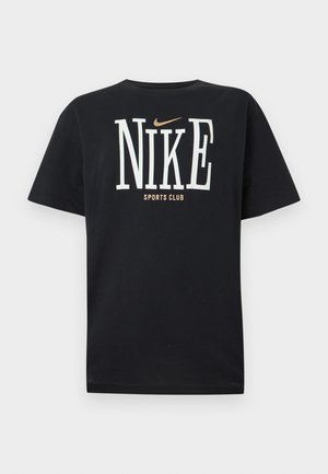 Sort Nike T-shirt med korte ærmer, stor hvid "NIKE" tekst, lille guldfarvet Nike swoosh over teksten og "SPORTS CLUB" tekst under logoet.