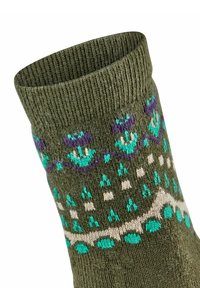 Calza verde lavorata a maglia con motivi floreali in viola e acquamarina, con accenti crema e bordo a coste. Texture liscia e design confortevole.