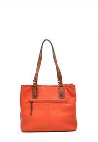 Oranje textuur totebag met bruine leren handvatten en accenten, voorzien van een voorzak met rits en een vlakke bodem voor stabiliteit.