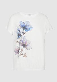 T-shirt blanc à manches courtes présentant un motif floral dans des tons de bleu et de violet avec des contours délicats et une texture douce et légère.