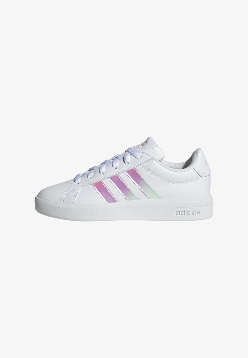 Bijela sportska cipela s sjajnim ljubičastim i zelenim prugama, okruglim vrhom, ravnim gumiranim potplatom i vezicama sprijeda. Gornjište od teksturiranog sintetičkog materijala.