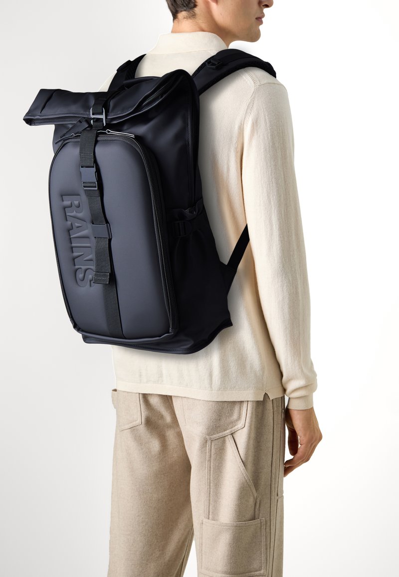 Schwarzer Rolltop-Rucksack aus wasserdichtem Material. Verfügt über verstellbare Träger, ein großes Frontfach mit Reißverschluss und ein geprägtes Logodetail.