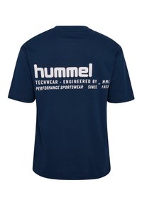 Mörkblå t-shirt med kort ärm, tillverkad av bomull. Har en vit tryckt logotyp och textdetaljer på baksidan, med rundad halsringning.