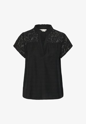 Zwarte blouse met korte mouwen en kanten details op de schouders en de bovenkant van de borst, voorzien van een kleine opstaande kraag en een V-vormige halslijn.