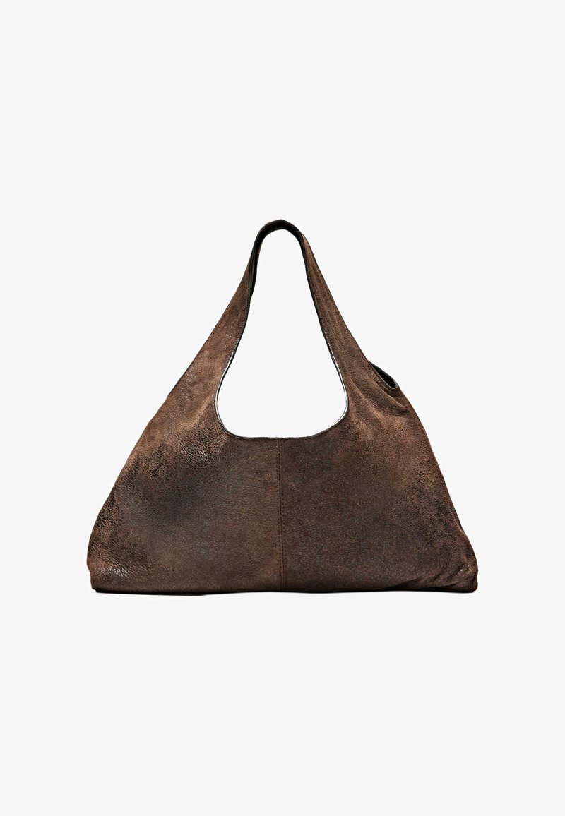 Brązowa skórzana torba hobo z dużym wyciętym uchwytem, miękką teksturą i lekko luźnym kształtem. Charakteryzuje się bezszwowym designem bez widocznych elementów metalowych.