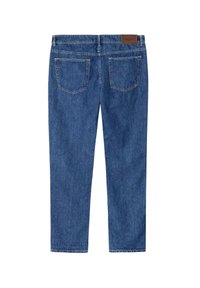 Jeans de mezclilla en azul medio con corte recto, cinco bolsillos y una etiqueta de cuero marrón en la parte trasera de la cinturilla con detalles de costura.
