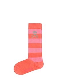 Calcetines de rayas en coral y rosa, con un diseño de calavera y tibias cruzadas. Fabricados con una tela suave y con textura acanalada.