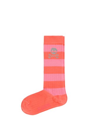 Calcetines de rayas en coral y rosa, con un diseño de calavera y tibias cruzadas. Fabricados con una tela suave y con textura acanalada.