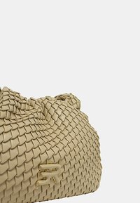 Borsa a mano in pelle intrecciata beige con parte superiore annodata, caratterizzata da una consistenza sottile e un logo dorato in rilievo sul davanti.