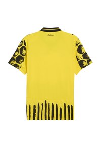 Cămașă galbenă cu mânecă scurtă și accente negre; prezintă modele abstracte pe mâneci și tiv. Material texturat și design clasic al gulerului.