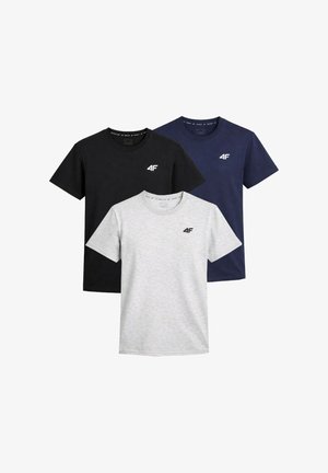 Homme portant un t-shirt noir uni à manches courtes avec un petit logo blanc "4F" sur la poitrine gauche et un pantalon rouge.