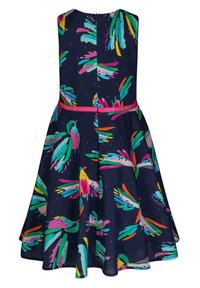 Granatowa sukienka z kwiatowym nadrukiem w żywych odcieniach różu, zieleni, żółci i niebieskiego; bez rękawów, z taliowanym stanem i rozkloszowanym dołem.