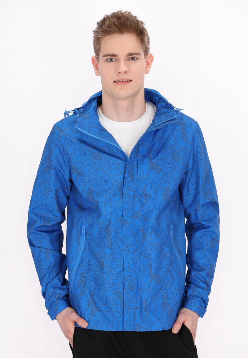 Giacca blu con un motivo geometrico, dotata di zip frontale, cappuccio regolabile e tasche laterali. Tessuto liscio e materiale leggero.