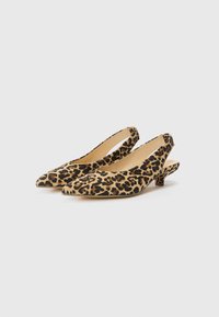 Slingback-Pumps mit Leopardenmuster und spitz zulaufender Metallkappe, gefertigt aus weichem Material. Sie verfügen über einen niedrigen, geschwungenen Absatz und offene Seiten für bessere Belüftung.
