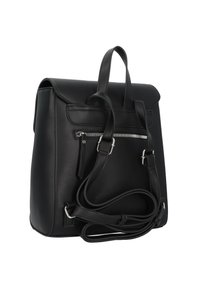 Černý kožený batoh se strukturovaným tvarem, horní rukojetí, nastavitelním popruhem přes rameno a přední kapsou na zip. Hladký povrch, minimalistický design.