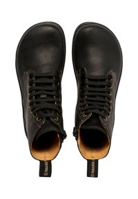 Botas de cuero negro hasta el tobillo con puntera redonda, cordones en la parte delantera y interior marrón claro. Presenta costuras en marrón claro y lengüetas en el talón.