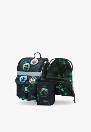Schulrucksack, Turnbeutel und Federmäppchen mit schwarzem, rissigem grünen Muster und Drachenillustrationen auf Abzeichen und Vorderseiten.
