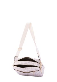 Borsa a spalla in tela bianca con finiture dorate, dotata di tre scomparti con zip e un esterno a fantasia. Tracolla con logo regolabile.