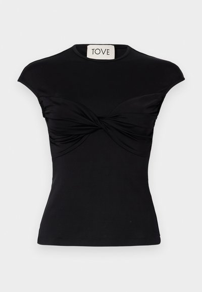 Top negru cu mânecă scurtă, având un detaliu frontal răsucit și o siluetă ajustată. Fabricat dintr-un material elastic neted. Etichetă: TOVE.
