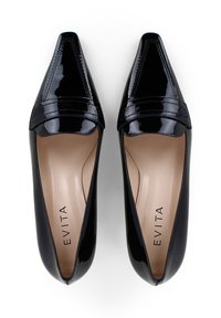 Mocassins en cuir verni noir présentant un bout pointu, des accents surpiqués et une doublure intérieure beige avec le logo "EVITA". Texture lisse, design élégant.