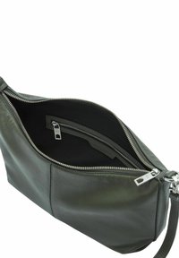 Borsa in pelle verde scuro con zipper argentato parzialmente aperto, che rivela un interno in tessuto nero e una tasca interna con zipper.