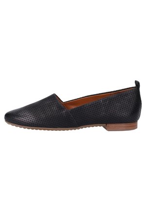 Chaussure plate en cuir noir perforé avec bout pointu, petit talon en bois et design sans lacets.