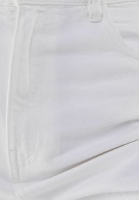 Pantalones cortos de denim blanco con un diseño clásico de cinco bolsillos, una textura suave y un sutil detalle de tejido diagonal.