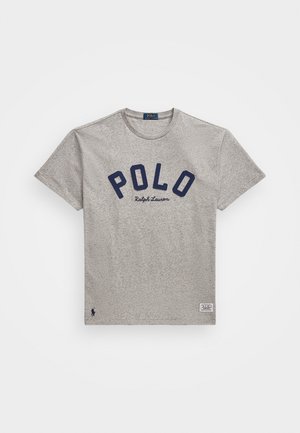 Szara koszulka z krótkim rękawem i okrągłym dekoltem, z granatowym napisem „POLO Ralph Lauren” oraz małym haftowanym logo na dole po lewej stronie.