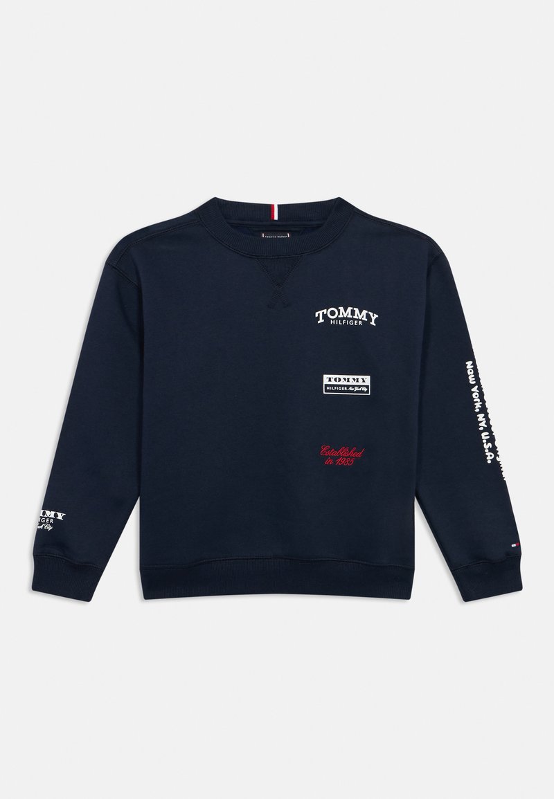 Granatowa bluza z długim rękawem i okrągłym dekoltem, z nadrukowanymi białymi i czerwonymi logo Tommy Hilfiger na klatce piersiowej i rękawach.