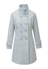 Světle modrý kabát v rybí kostce s vysokým límcem, dvouřadým zapínáním a modrými knoflíky. Obsahuje kapsy na zip a ohrnuté manžety.