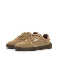 Par de zapatillas casuales de ante en color marrón claro con suelas y cordones marrones, con el logo "mtng" en el lateral y en la lengua.