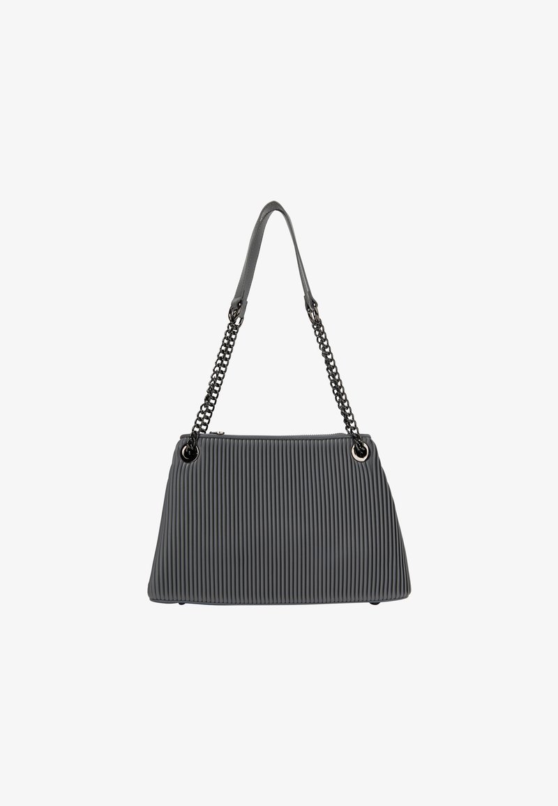 Grå plisseret håndtaske med en struktureret form, dobbelte håndtag og kædeaccentuer. Har en lynlåslukning og metaløjer.