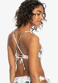 Bikini floral en tonos pasteles multicolores con tirantes delgados ajustables y un diseño atado en la parte posterior. La tela presenta un patrón texturizado.