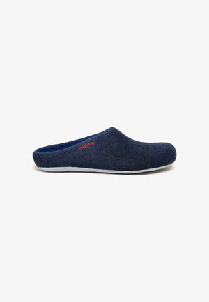 Zoccoli slip-on in felt blu navy con forma curva, texture morbida e dettaglio del marchio "magicfelt" rosso sul lato. Suola leggera sottostante.